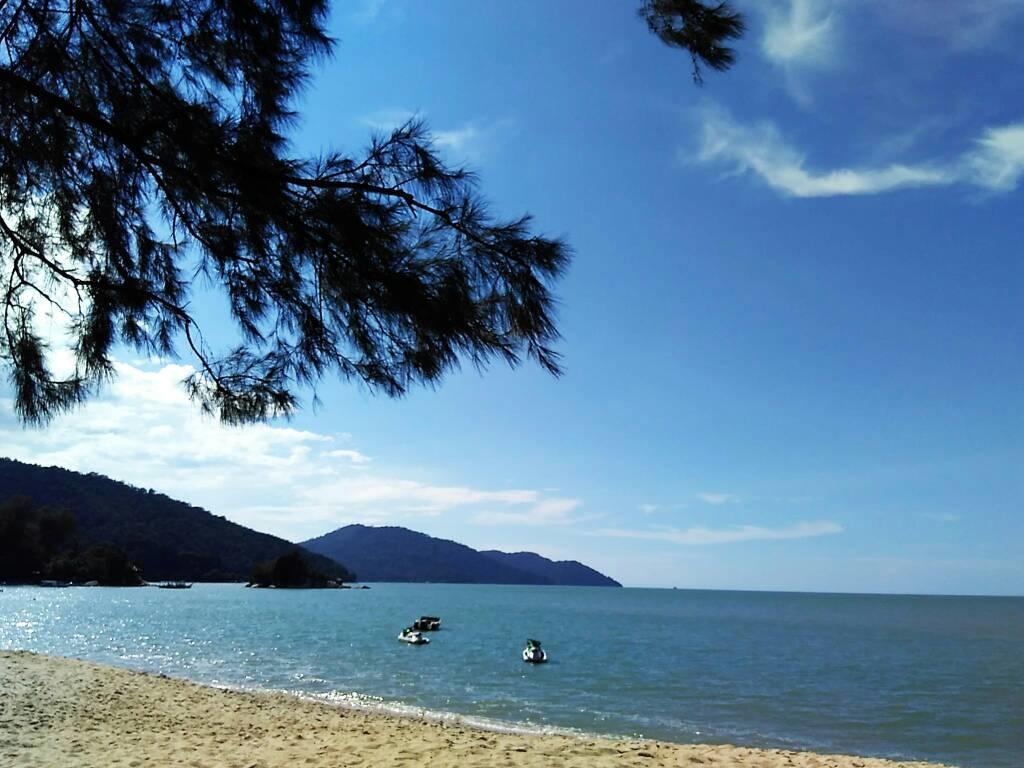 Pinang Beach Apartment @ Bayu Emas Batu Ferringhi Kültér fotó
